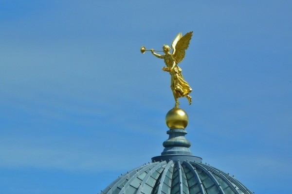 dresden-city-view-dome-angel-posaunenengel-gold